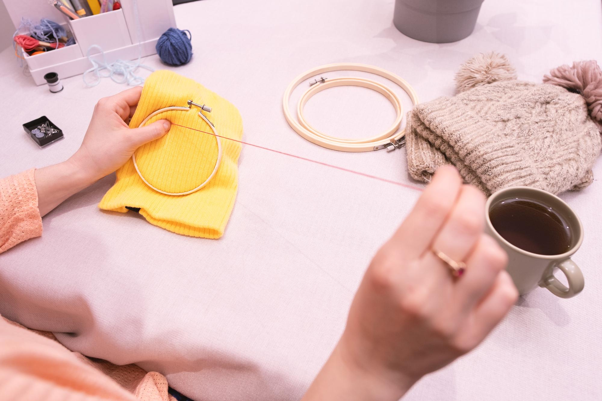 Laboratorio di ricamo con telaio e filati